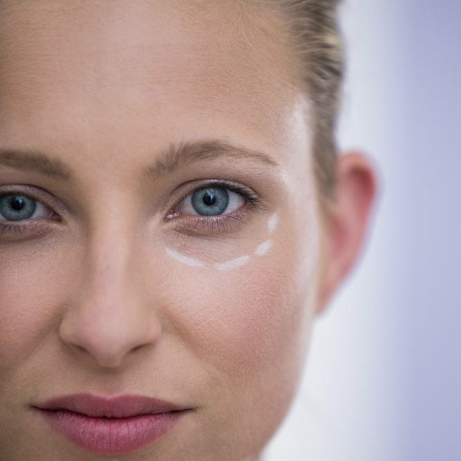 image of a girl and the effect of tightening and smoothing after patches hyaluronic acid patches